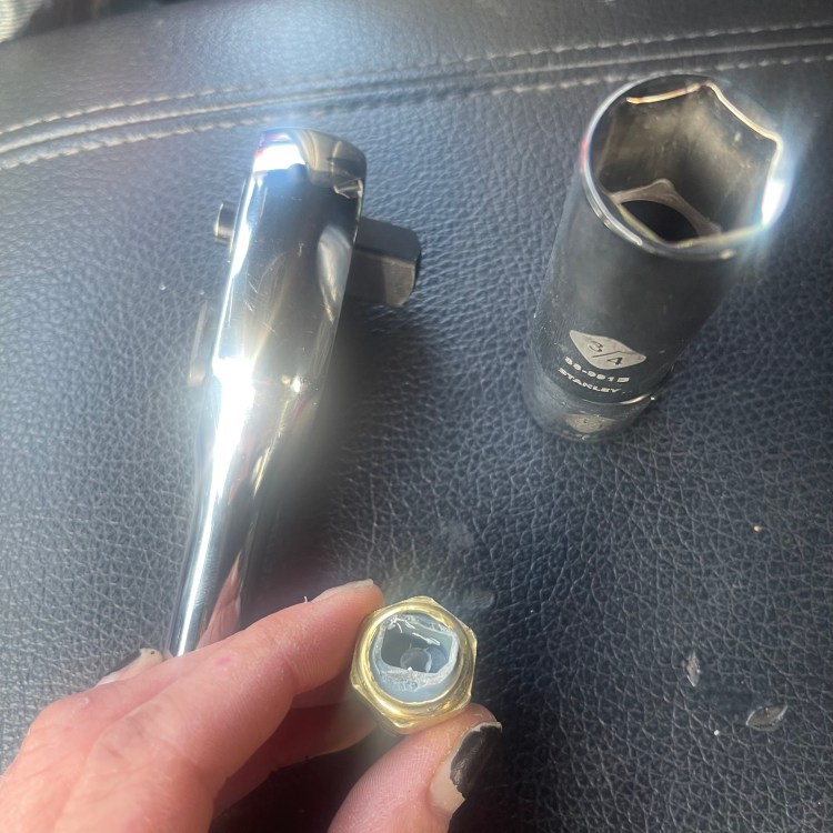 ECT sensor removal like taking out the engine coolant temperature sensor that senses voltage drop like a meter reader in machine form and the tools needed are a 1/2 drive ratchet handle and a 3/4 deep deep socket the kind that is deeper than what comes in most kits and a flat head screwdriver to flip the clip and we’re still talking about #mytruck 2020 dodge ram 1500 2